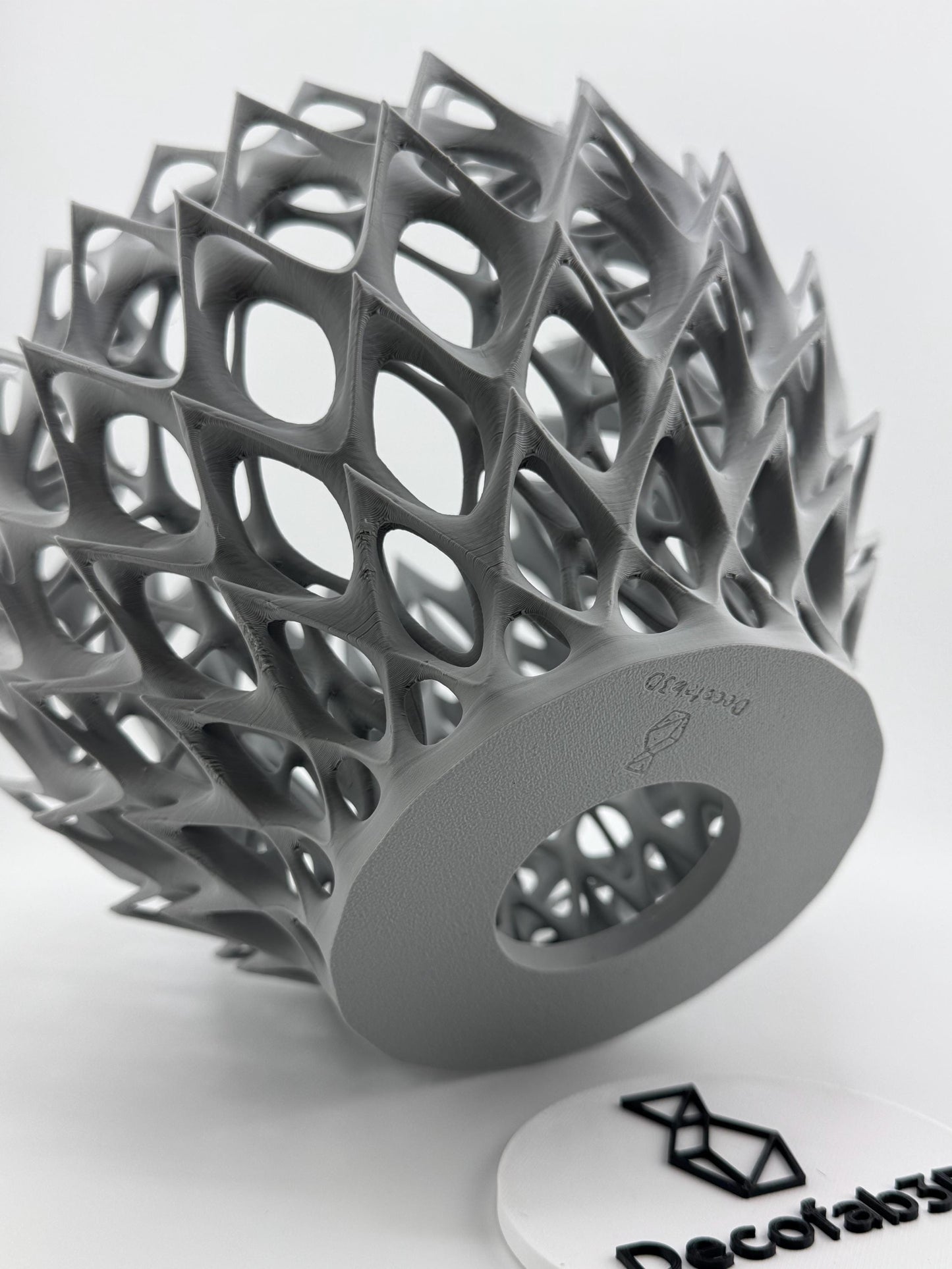 Suspension Invader – luminaire design ajouré pour intérieur moderne