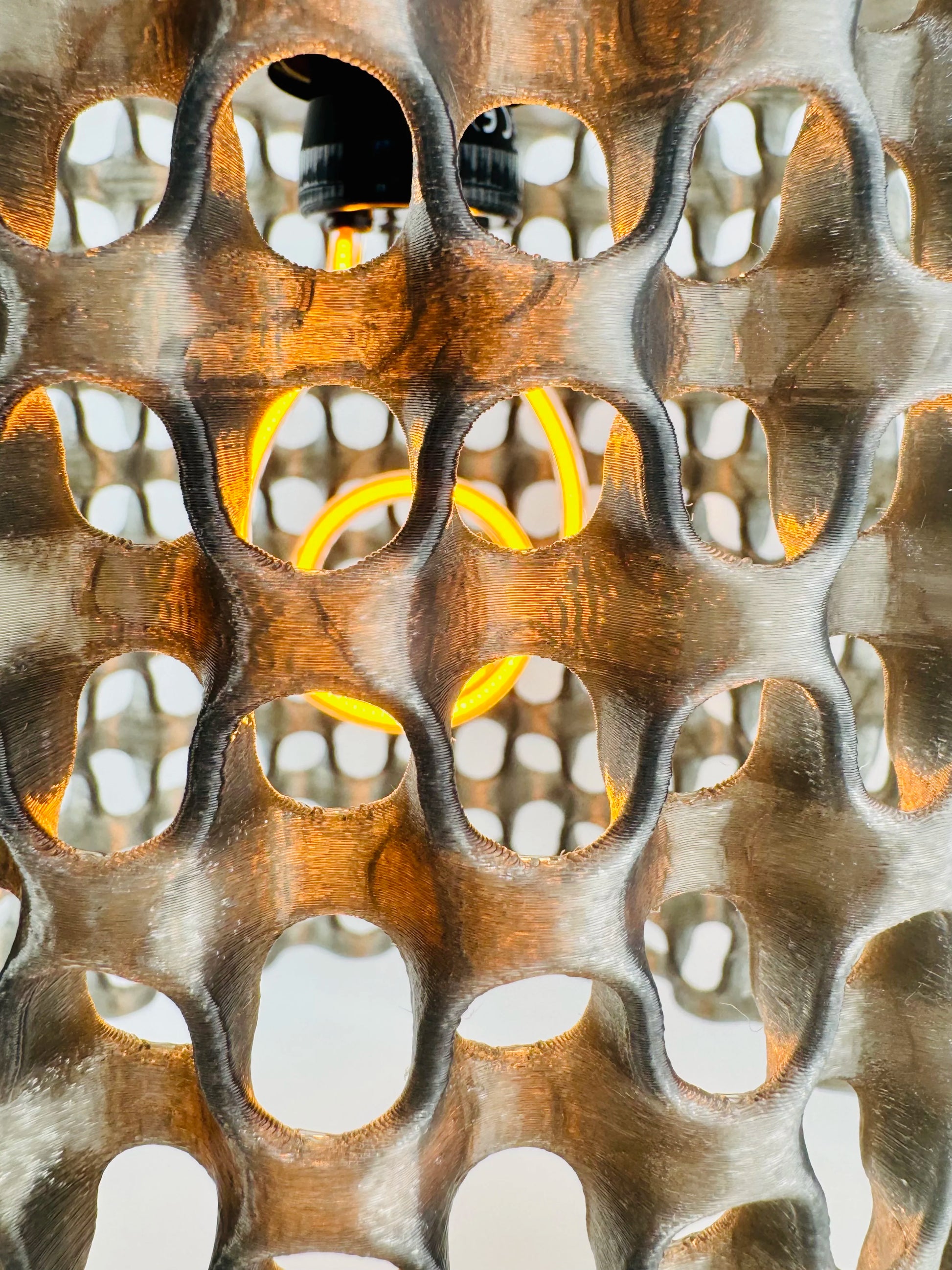 Suspension Chain – abat-jour ajouré noir translucide design - Abat-jour noir translucide en polycarbonate avec motif ajouré graphique organique et géométrique, design sculptural. - Default Title