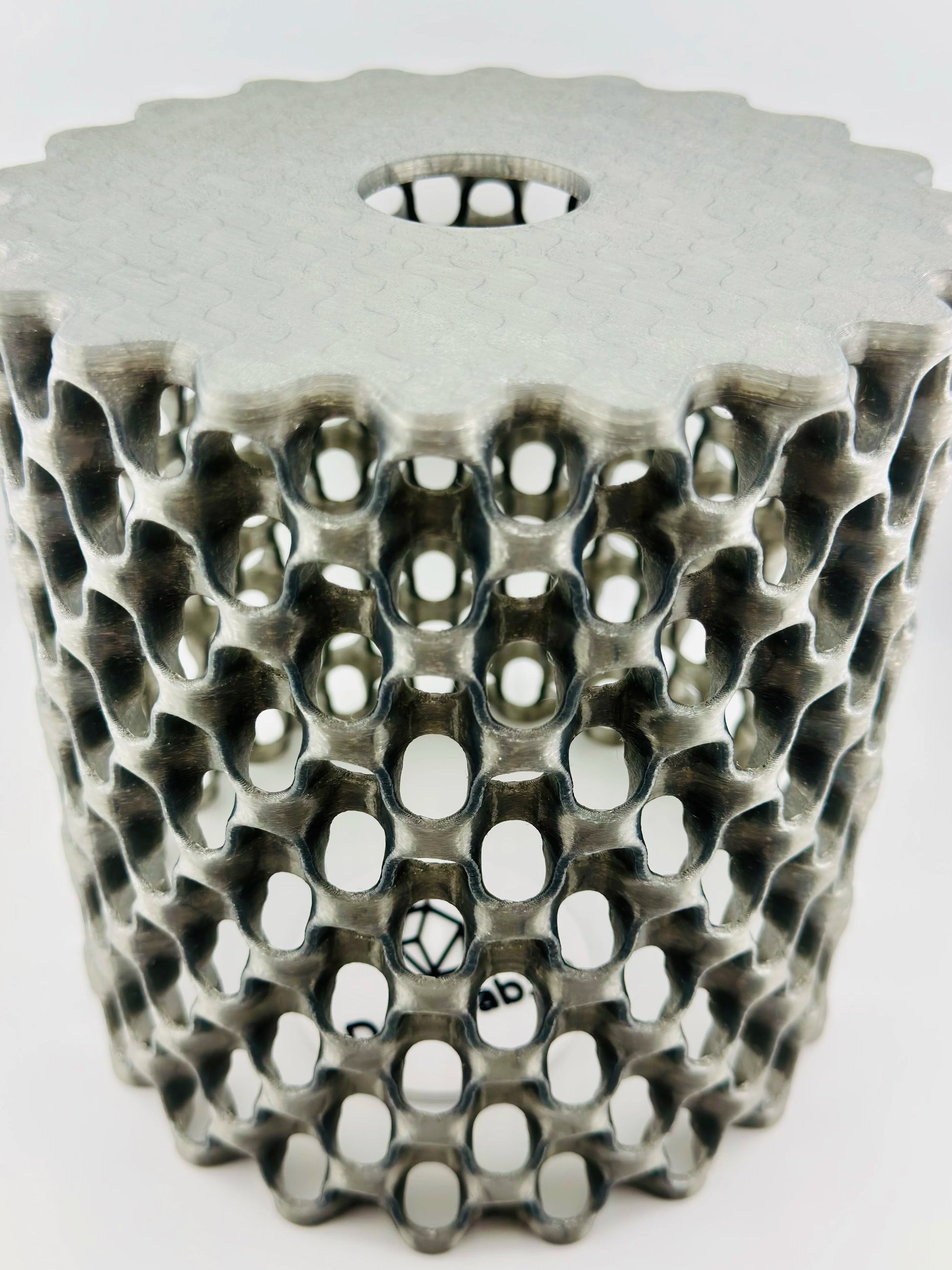 Suspension Chain – abat-jour ajouré noir translucide design - Suspension en métal ajouré noir translucide avec motifs géométriques sculpturaux et design contemporain organique unique. - Default Title