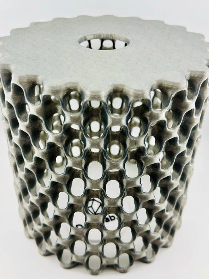 Abat-jour ajouré en polycarbonate noir translucide, motif maillage graphique, design contemporain durable pour suspension E27.