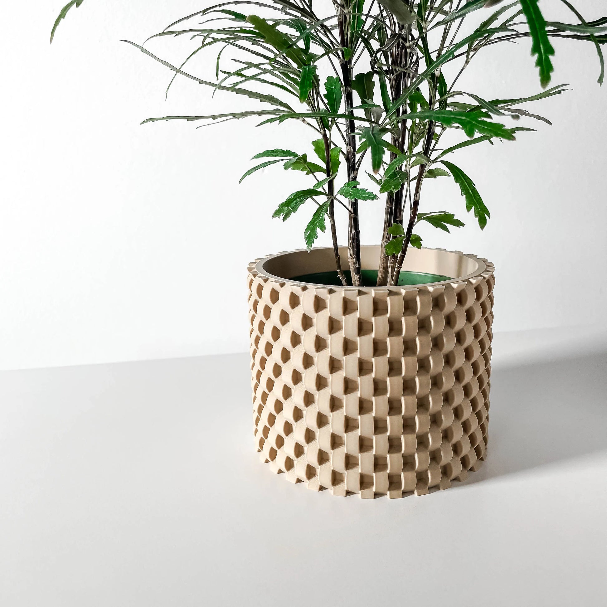 Pot décoratif en plastique durable couleur crème avec design contemporain en relief géométrique, plante verte à l'intérieur.
