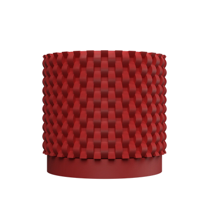 Pot décoratif rouge foncé avec texture géométrique en relief en forme d’écailles, finition mate, base lisse et ronde.
