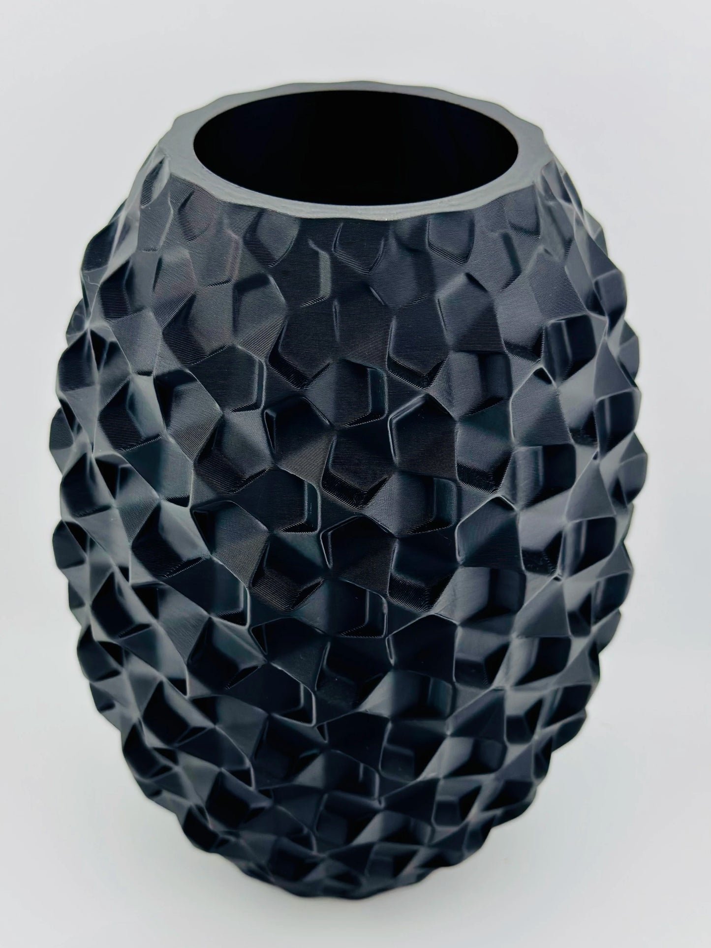 Vase Cobble – vase texturé étanche au design minéral - Vase noir mat en résine avec surface géométrique texturée en relief, forme ovale organique, style sculptural contemporain. - Vert foncé