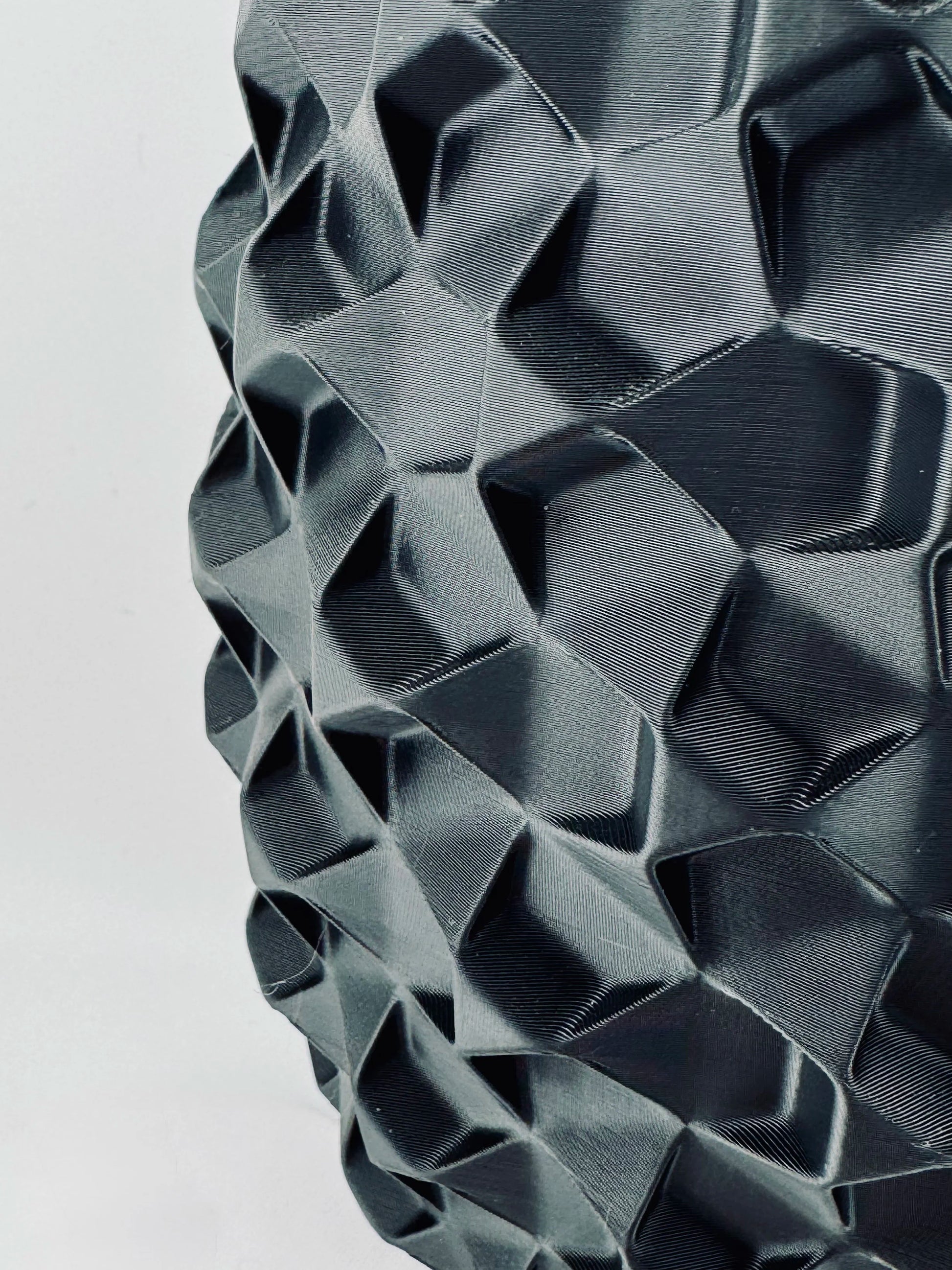 Vase Cobble – vase texturé étanche au design minéral - Vase sculptural anthracite au design géométrique et organique avec texture minérale contemporaine. - Vert foncé