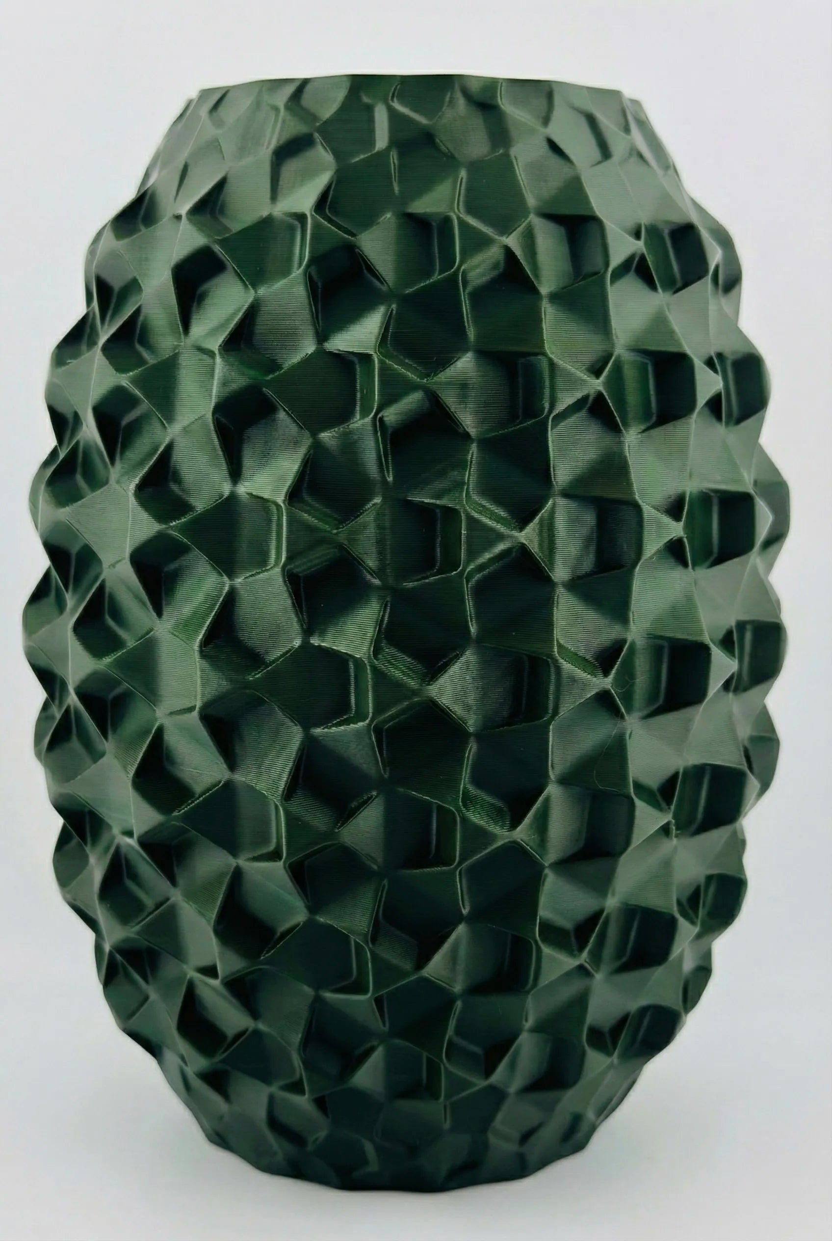 Vase Cobble – vase texturé étanche au design minéral - Vase vert foncé sculptural au design contemporain géométrique et organique avec texture minérale unique. - Vert foncé