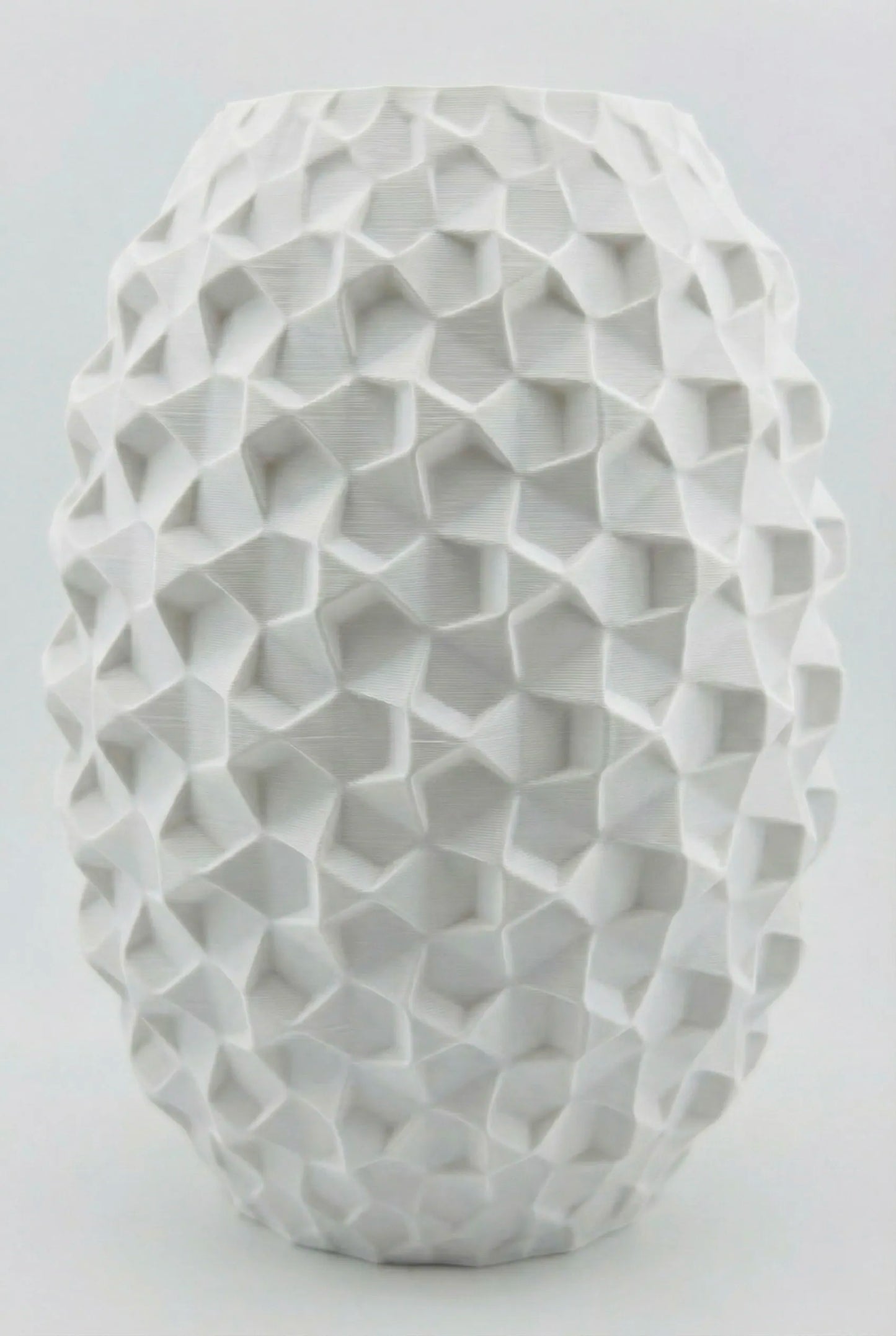 Vase Cobble – vase texturé étanche au design minéral - Vase sculptural blanc avec texture géométrique organique en relief au design contemporain unique. - Vert foncé