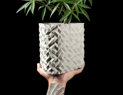 Pot décoratif blanc crème au design contemporain et motifs géométriques en relief, matériau durable, tenue à la main.