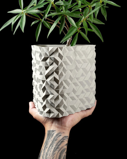 Pot décoratif anthracite durable avec design contemporain géométrique en relief, texture moderne et robuste.