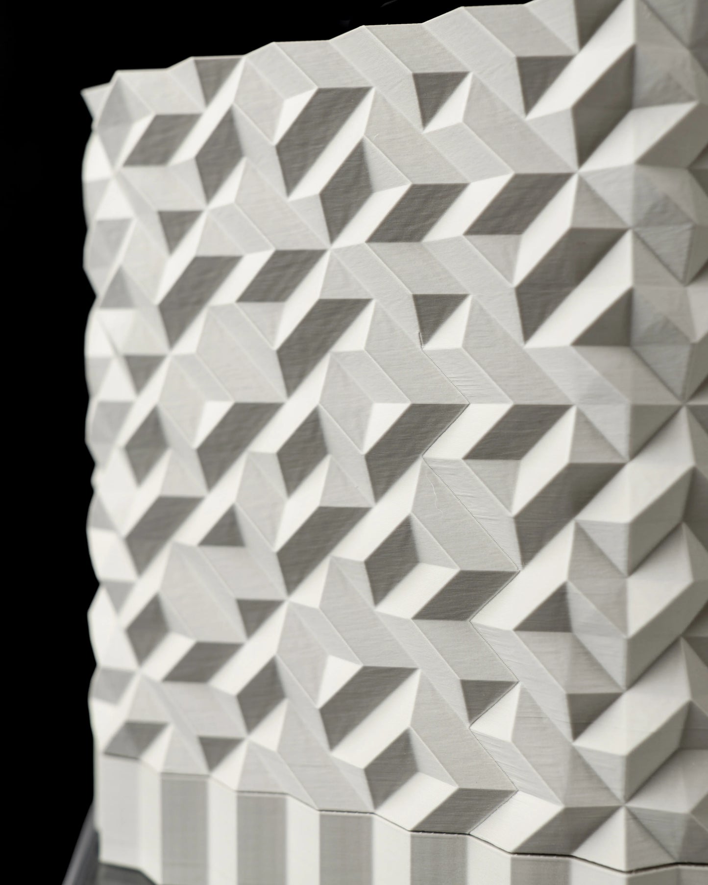 Pot décoratif anthracite en matériau durable avec design contemporain géométrique en relief 3D.