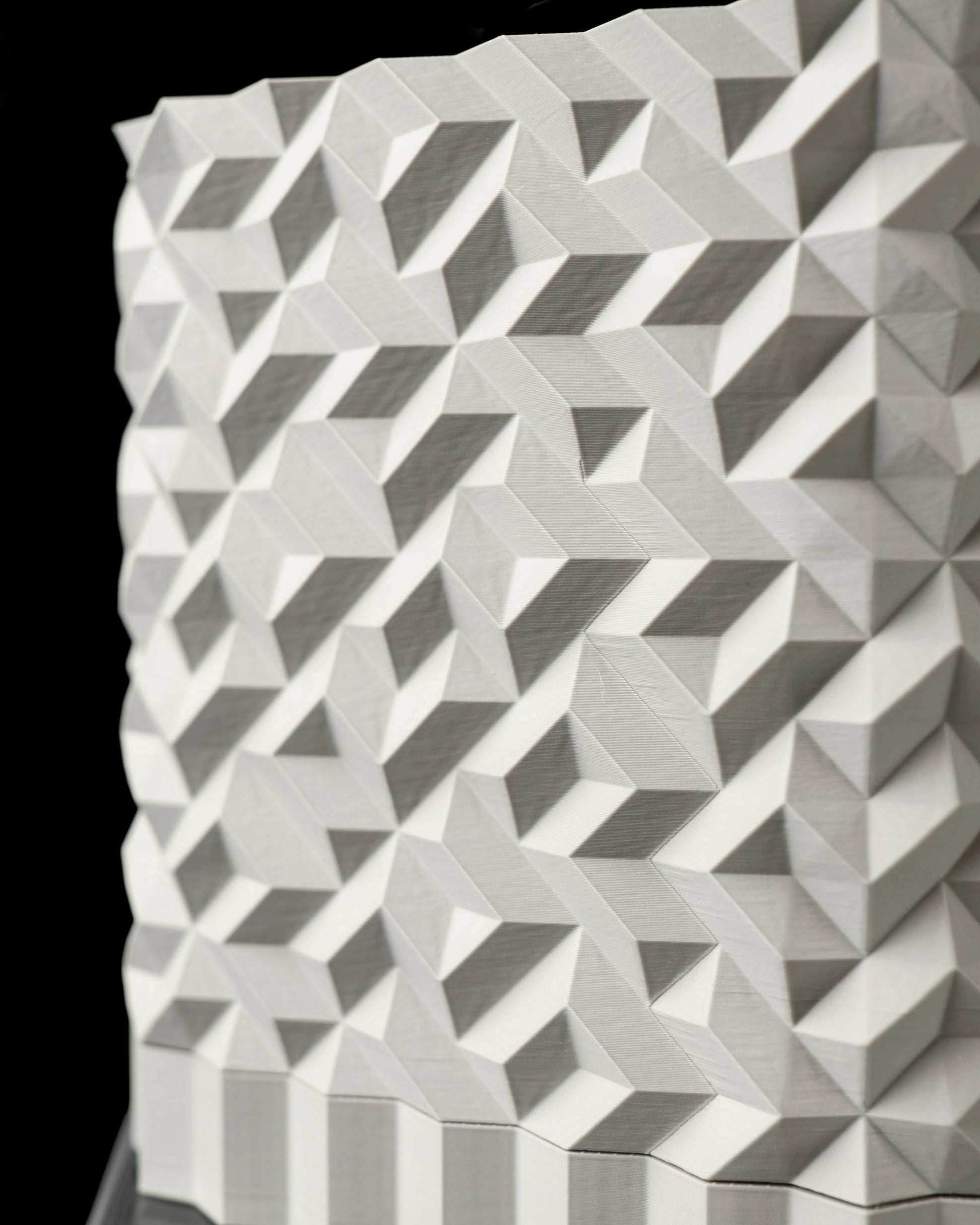 Pot décoratif anthracite en matériau durable avec design contemporain géométrique en relief 3D.