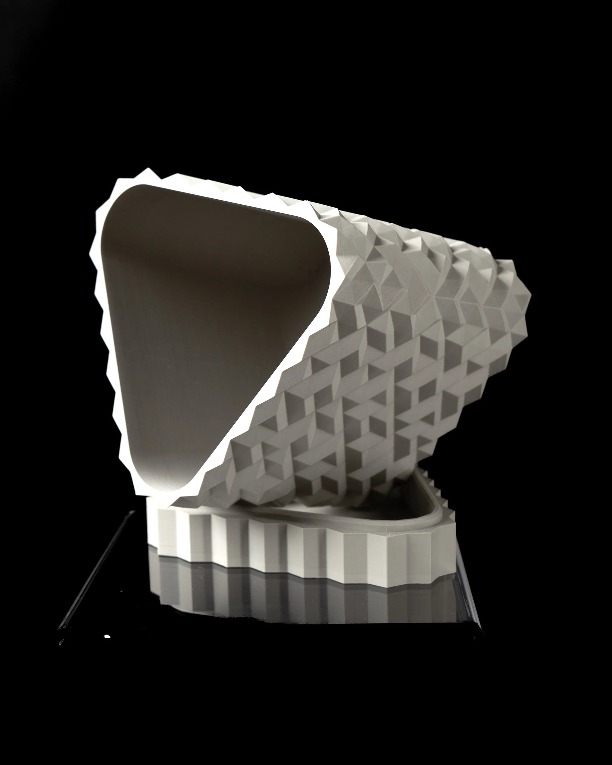 Pot décoratif durable de couleur crème avec design contemporain en forme triangulaire texturée en relief.