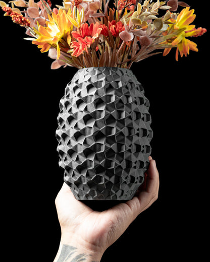 Vase Cobble anthracite 160mm avec design contemporain en matériau durable à surface géométrique texturée, fleurs séchées.
