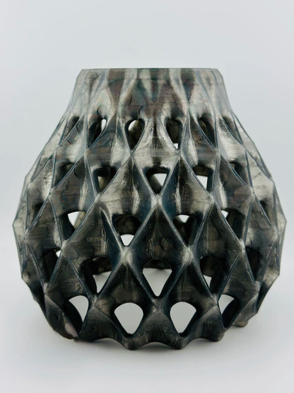 Abat-jour cone noir translucide en polycarbonate durable, design graphique ajouré contemporain.