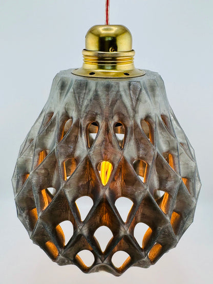 Abat-jour cone ajouré noir translucide en polycarbonate durable avec lumière chaude, design contemporain suspendu.