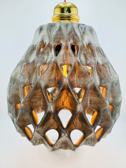 Abat-jour cone contemporain en polycarbonate noir translucide avec motifs ajourés durables sur suspension E27 dorée.