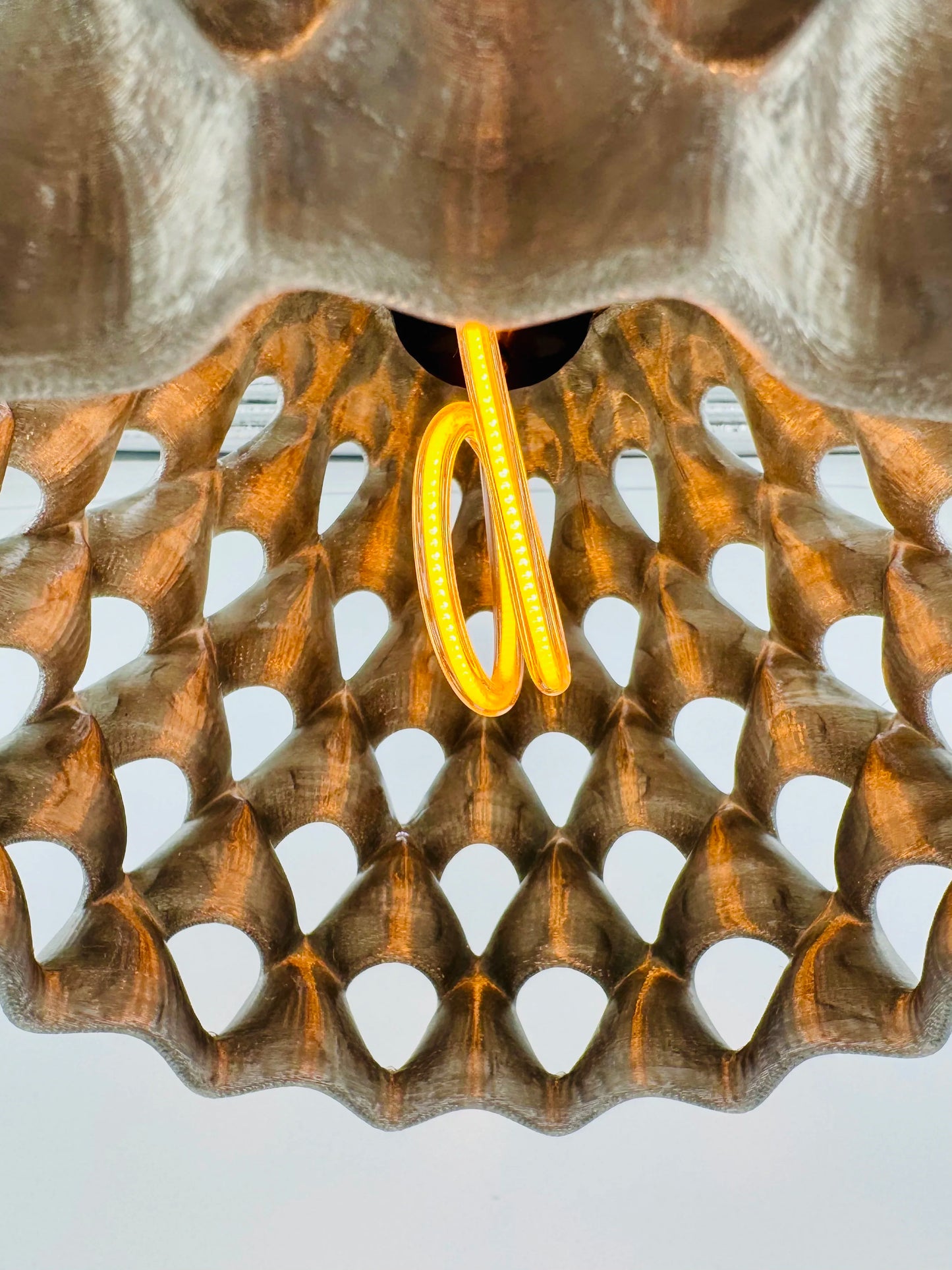 Abat-jour Cone – suspension ajourée noire translucide - Abat-jour noir translucide en polycarbonate ajouré de forme conique avec motifs géométriques organiques laissant passer une. - Default Title