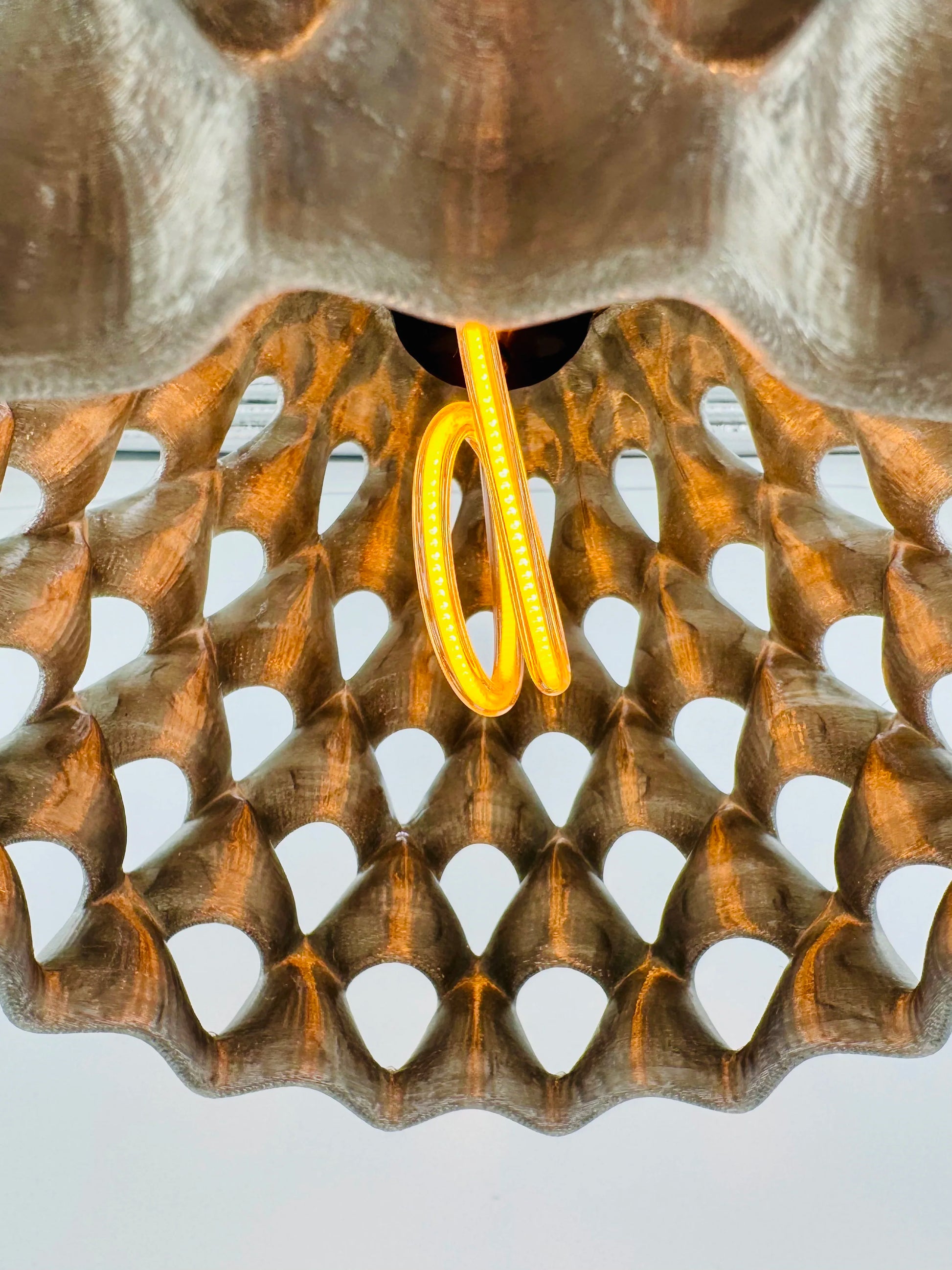 Abat-jour Cone – suspension ajourée noire translucide - Abat-jour noir translucide en polycarbonate ajouré de forme conique avec motifs géométriques organiques laissant passer une. - Default Title