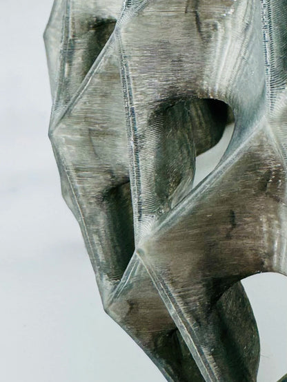 Abat-jour cône translucide noir en polycarbonate durable avec design ajouré contemporain, suspension stylisée câblée E27.