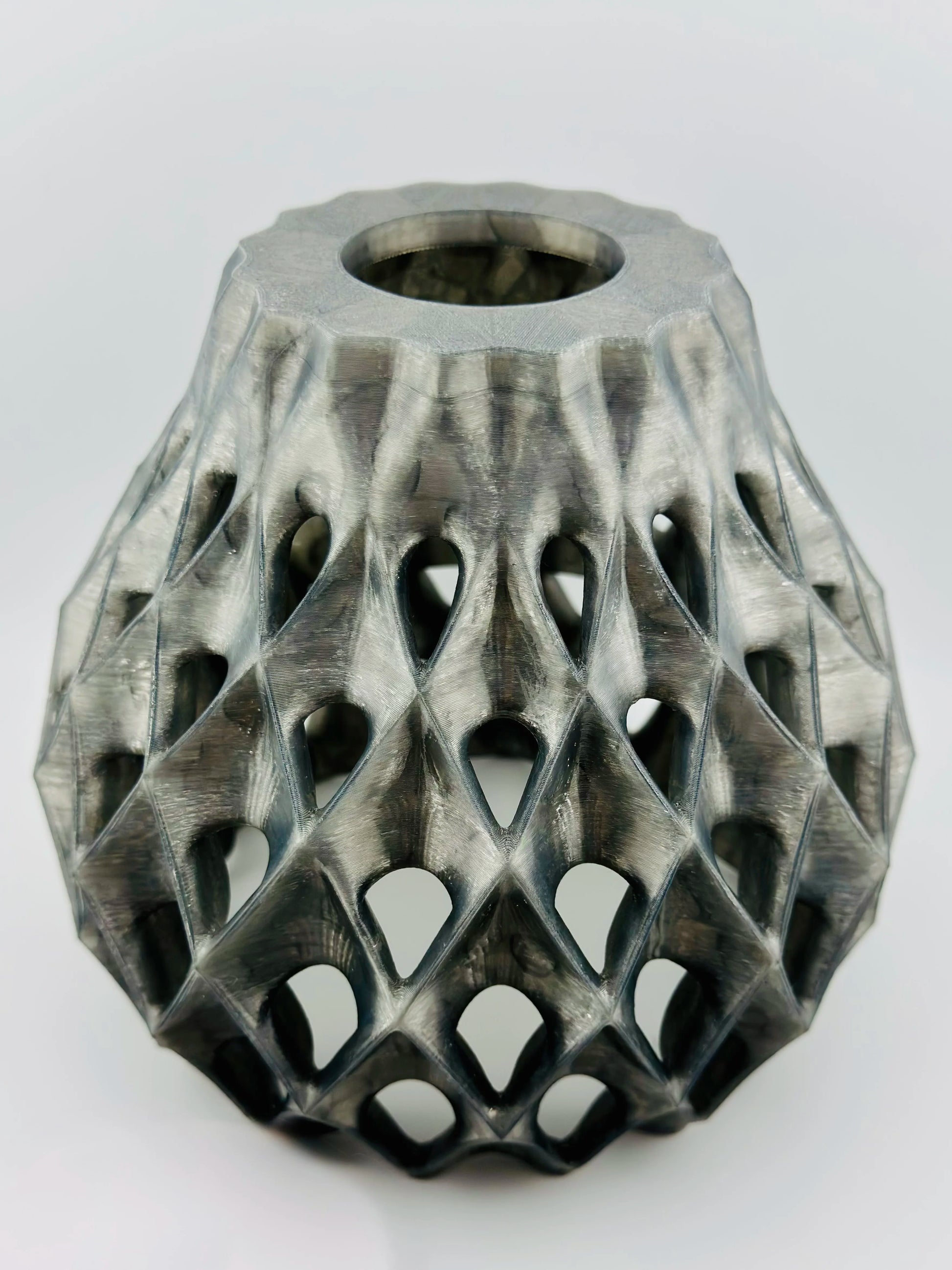 Abat-jour Cone – suspension ajourée noire translucide - Abat-jour conique noir translucide en polycarbonate ajouré, motifs géométriques organiques, design sculptural contemporain. - Default Title