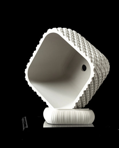 Pot décoratif carré en plastique durable blanc avec design contemporain texturé et trou d’évacuation, posé sur support.