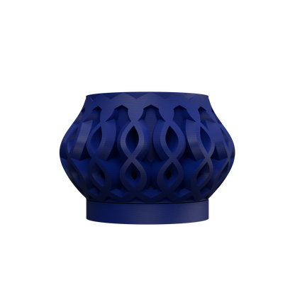 Pot décoratif bleu marine en métal ajouré avec motifs géométriques entrelacés, forme arrondie contemporaine.