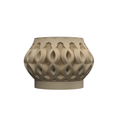 Pot décoratif beige en plastique avec motifs géométriques entrelacés en relief sur toute la surface, forme arrondie et base.