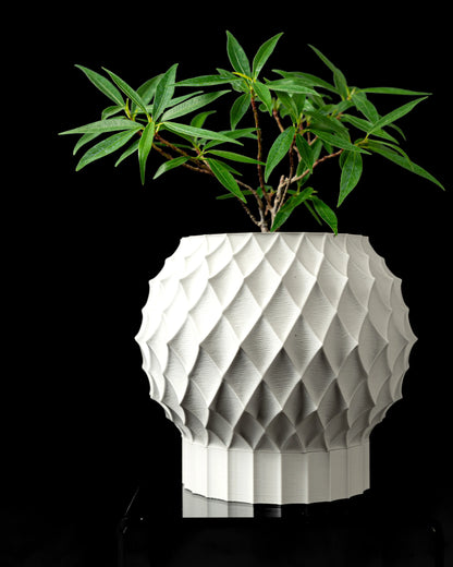 Pot décoratif blanc en polypropylène au design géométrique en relief, forme arrondie et base cylindrique, plante verte à.