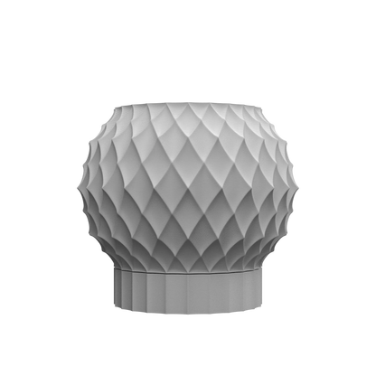 Pot décoratif gris clair avec texture géométrique en relief de losanges et base cylindrique striée, style moderne.