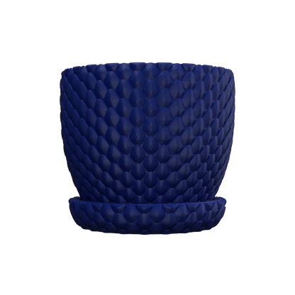 Pot décoratif bleu marine mat avec motif d'écailles en relief et soucoupe assortie ronde.