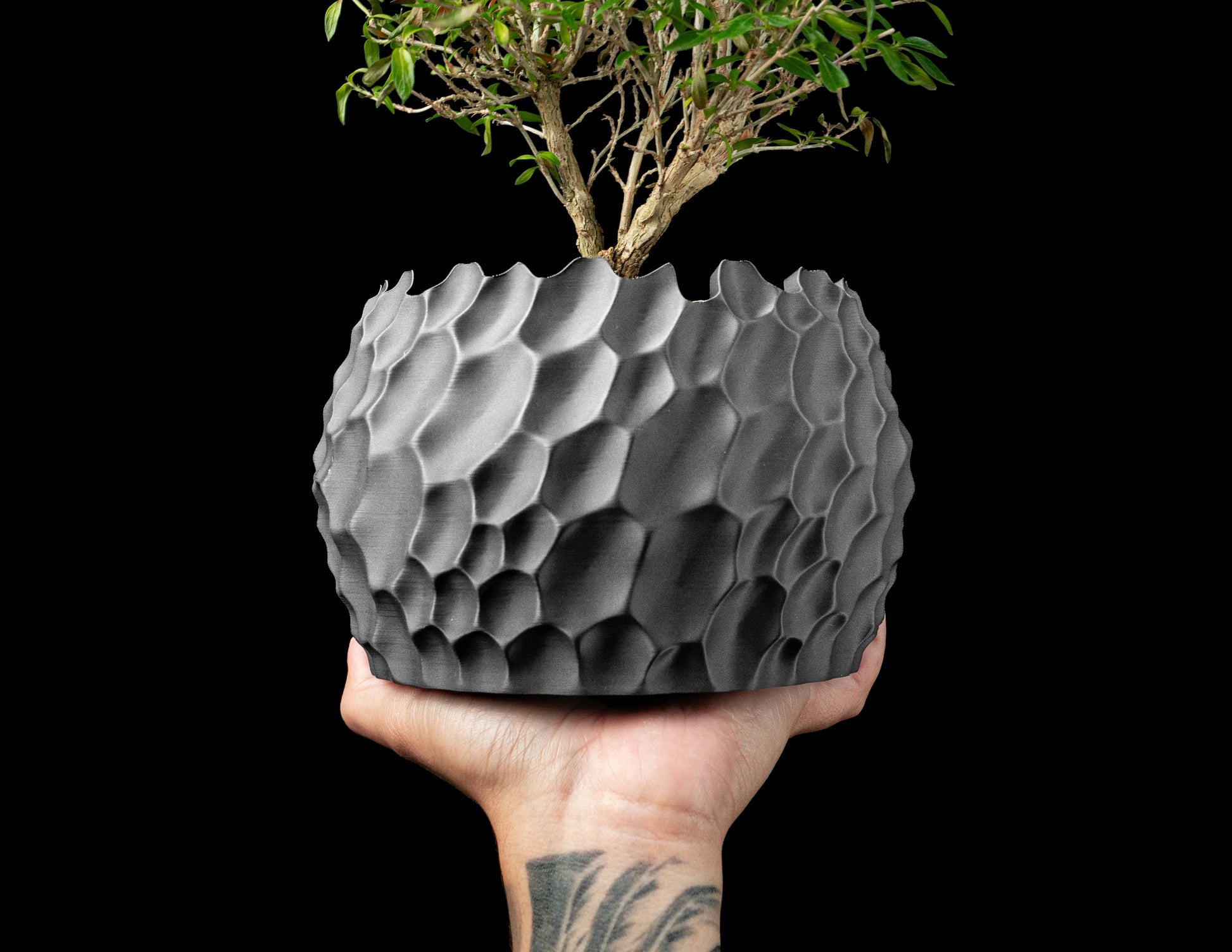 Pot décoratif anthracite avec surface texturée en relief de style contemporain, design durable en matériau robuste, tenant.