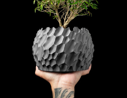 Pot décoratif anthracite avec surface texturée en relief de style contemporain, design durable en matériau robuste, tenant.