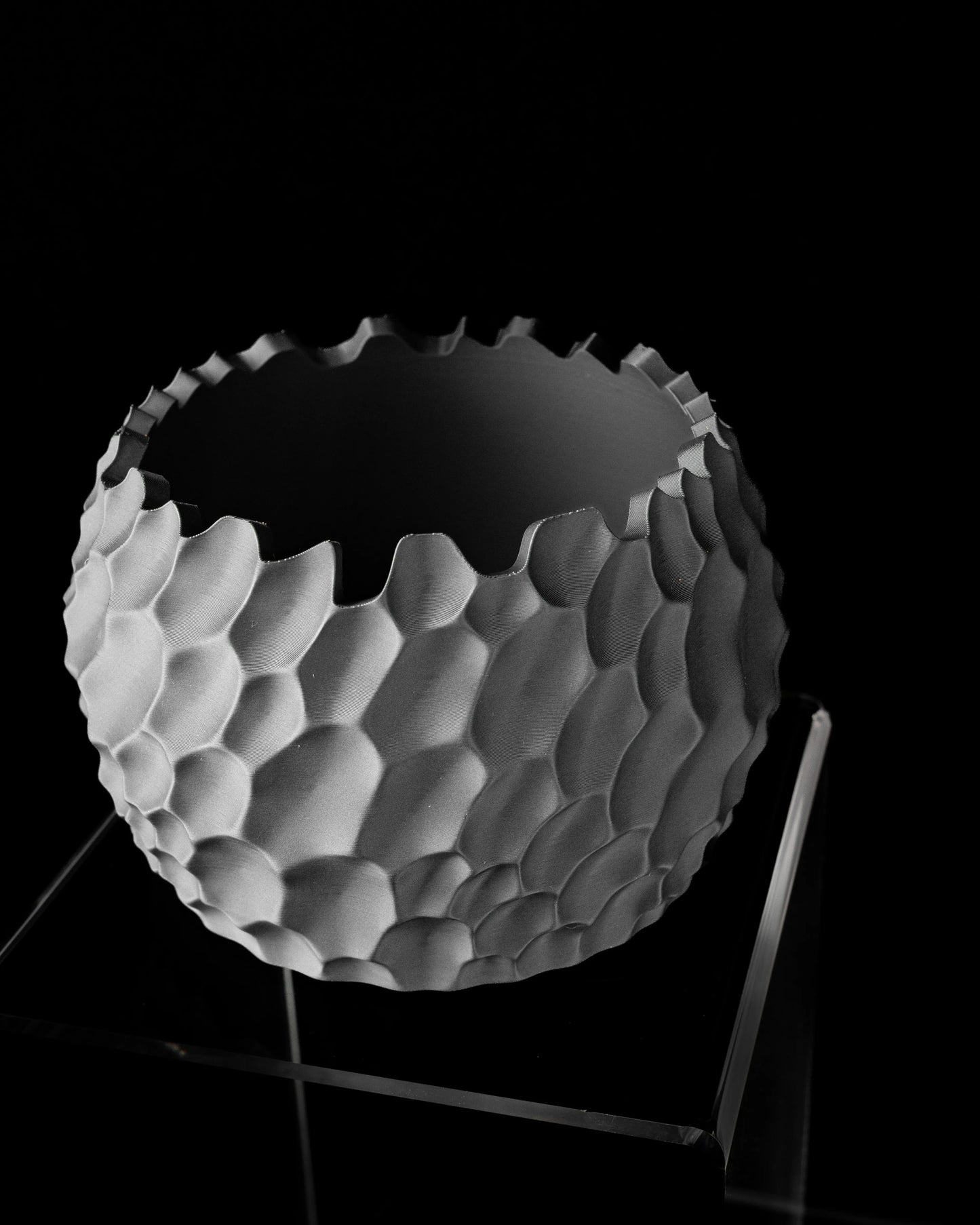 Pot décoratif anthracite en matériau durable à design contemporain texturé en relief hexagonal.