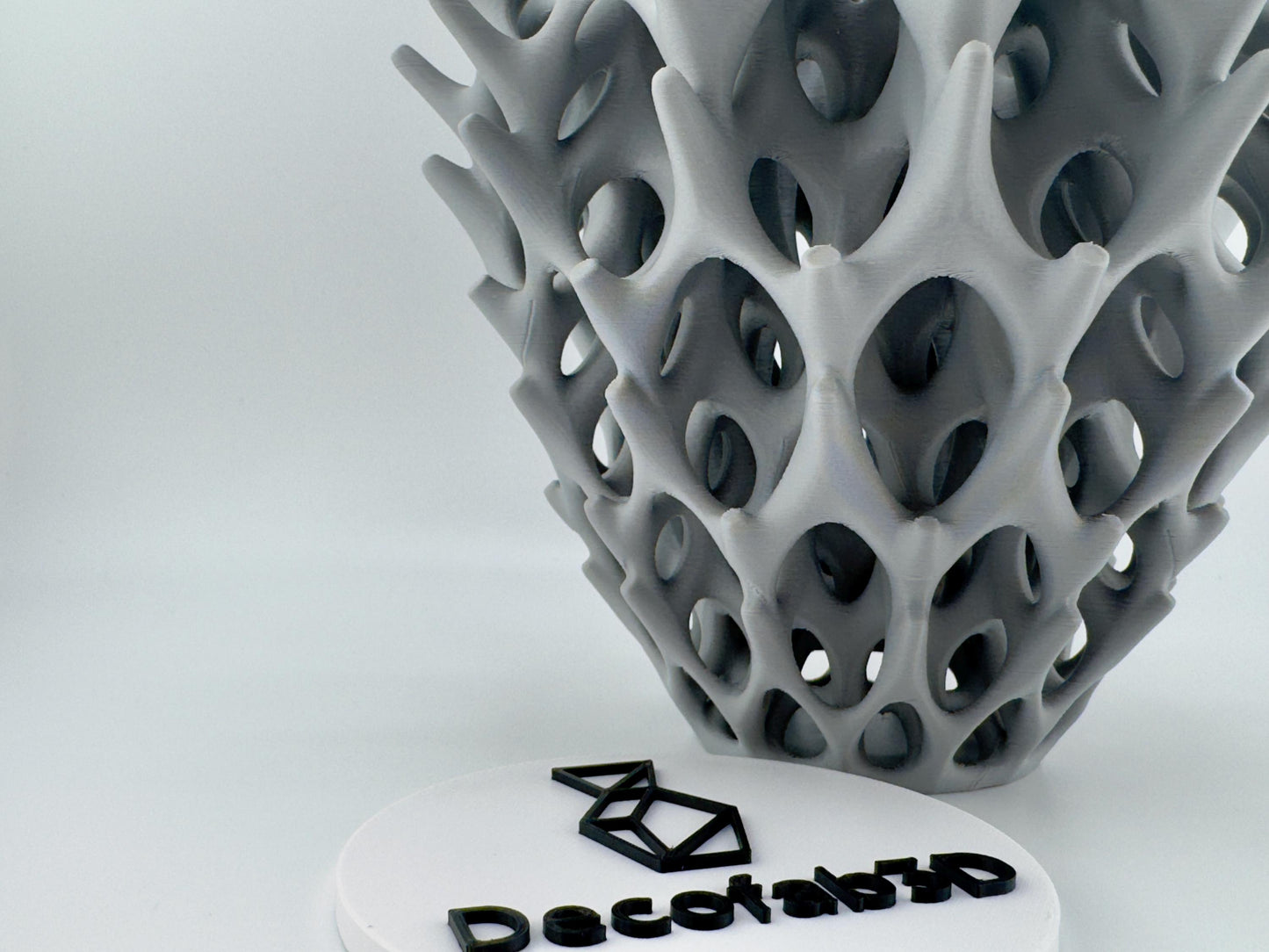 Vase Invader ajouré – sculpture design pour fleurs séchées