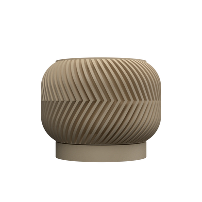 Pot décoratif rond en bois clair avec motifs géométriques en spirale et base plate légèrement évasée.