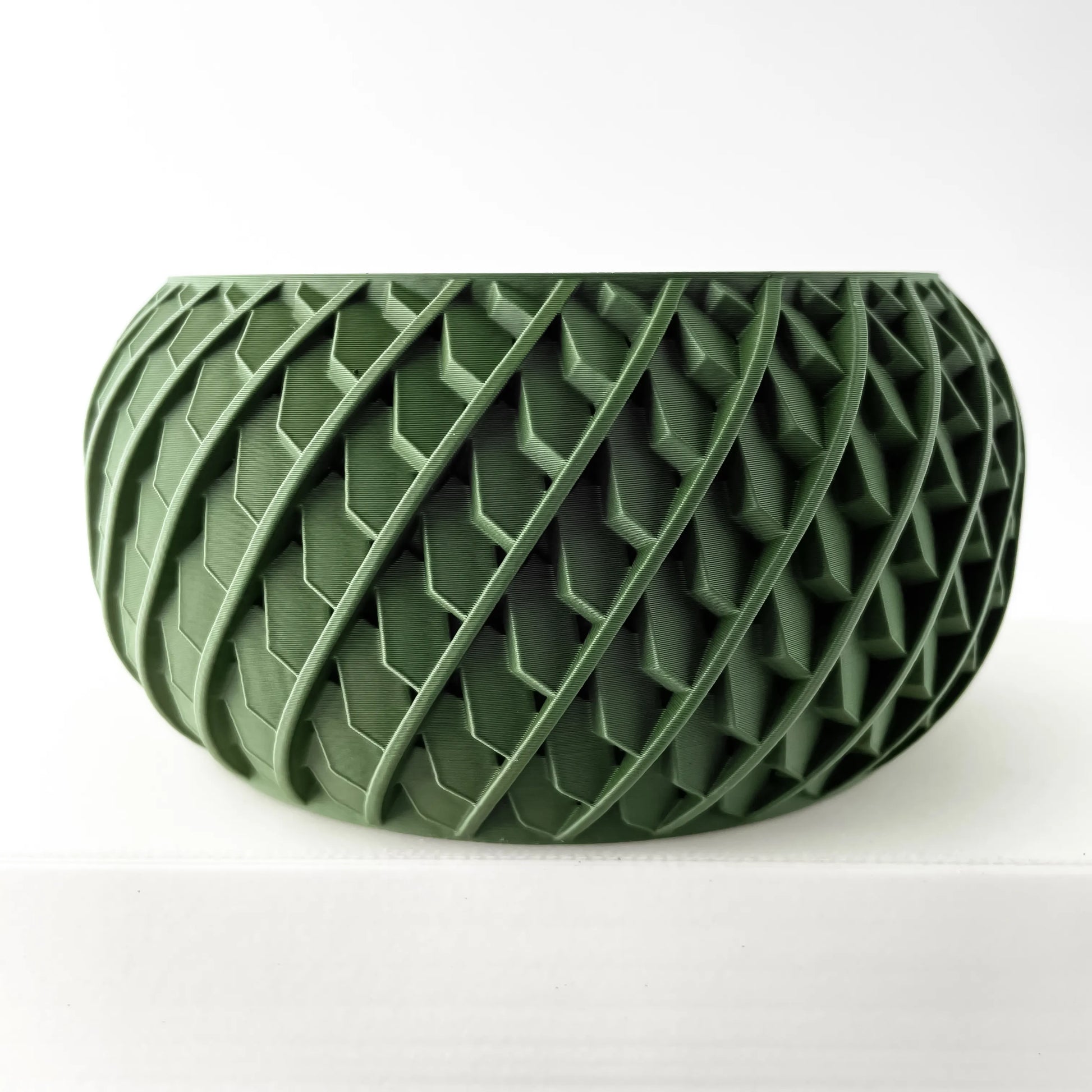 Pot décoratif vert olive en matière moderne avec motif géométrique en relief en forme de losanges sur toute la surface,.