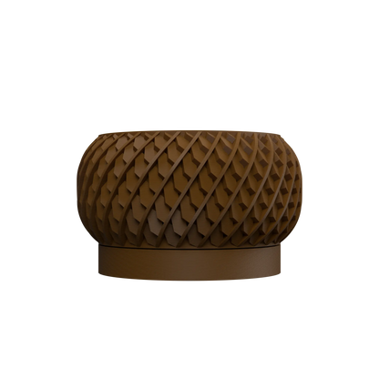 Pot décoratif Evlar brun en matériau texturé avec motif en losanges incurvés et base plate circulaire.