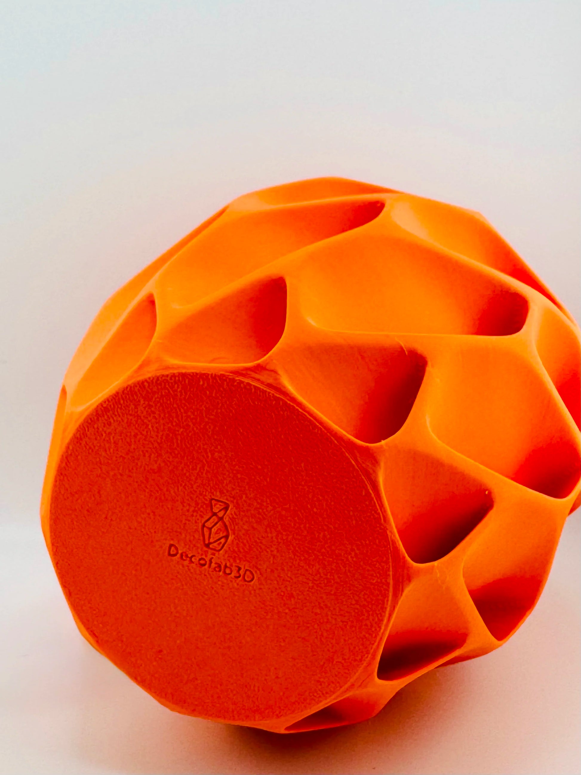 Vase Exo – vase design alvéolé organique étanche - Vase alvéolé orange vif en plastique PETG avec design organique et géométrique sculptural, finition lisse et étanche, forme. - Anthracite