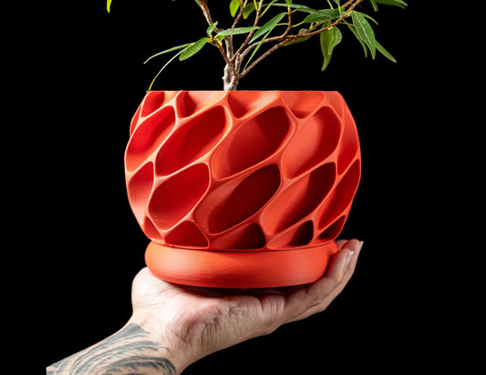 Pot décoratif Exo en plastique durable rouge avec surface texturée en nid d’abeille design contemporain.