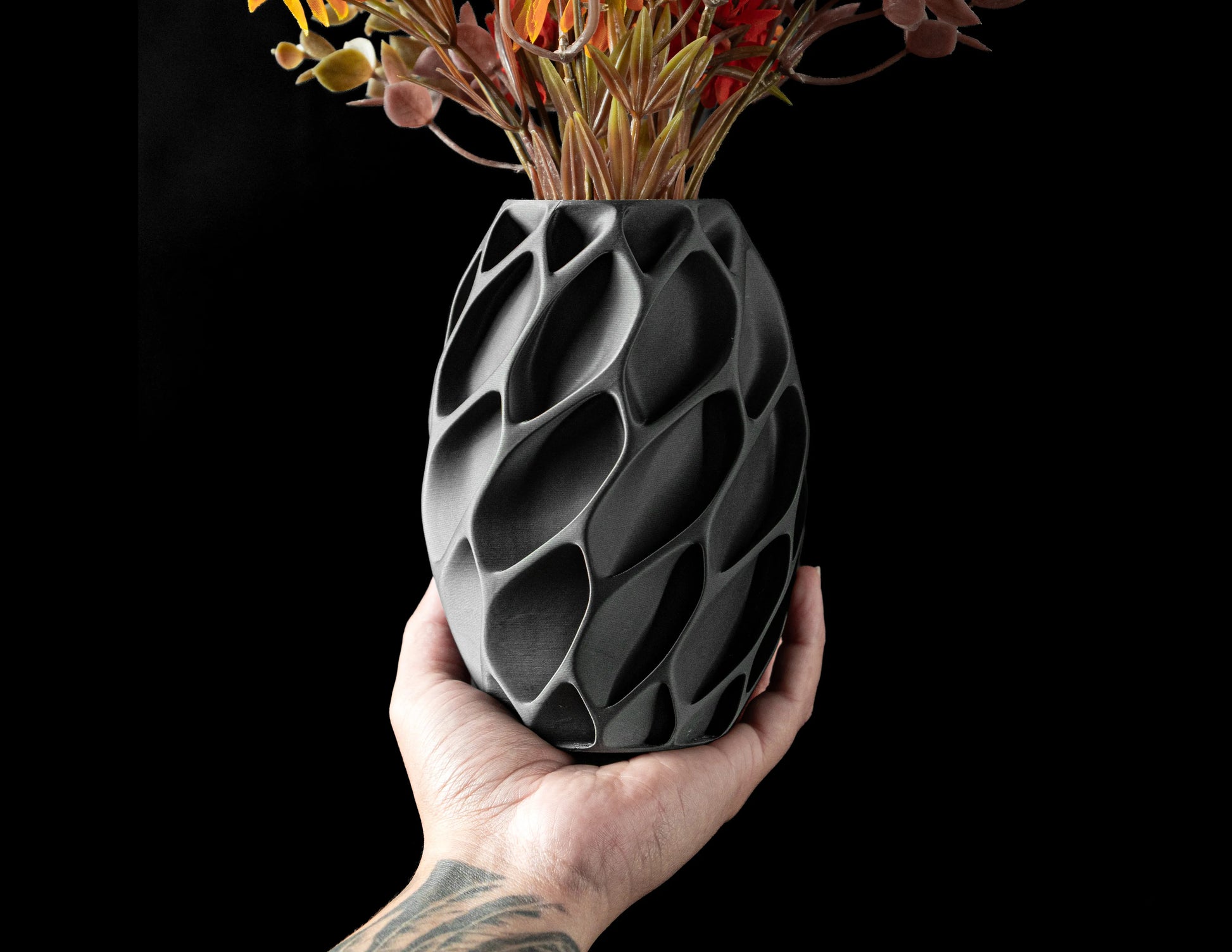 Vase Exo anthracite 160mm avec design contemporain en matériau durable texturé en relief.