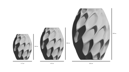 Ensemble de trois vases modernes gris foncé avec motifs géométriques en relief, finition mate, formes ovales élancées.