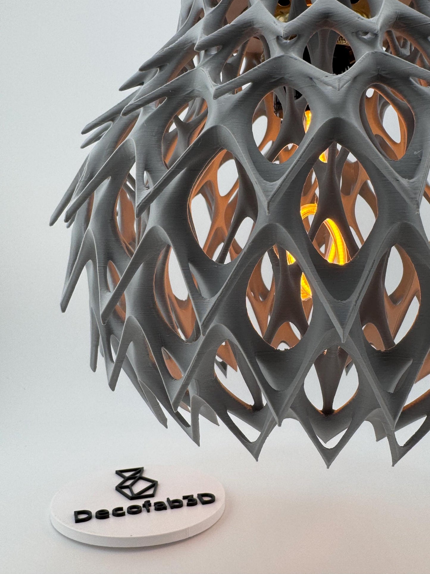 Suspension Invader – luminaire design ajouré pour intérieur moderne