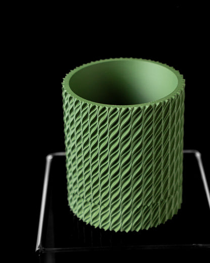 Pot décoratif vert forêt en matériau durable avec design contemporain et surface texturée en torsades.