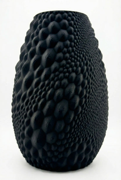 Vase sculptural anthracite en plastique PETG durable avec surface texturée alvéolée design contemporain.