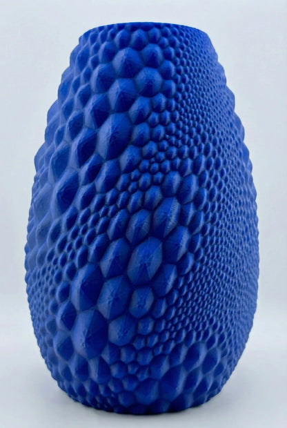Vase sculptural en plastique PETG bleu texturé à motifs alvéolés, design contemporain durable, finition époxy lisse.