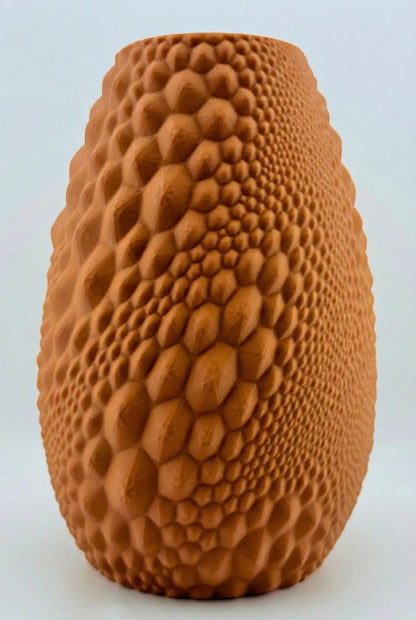 Vase sculptural design contemporain en plastique durable couleur orange avec texture alvéolée organique et finition mate.