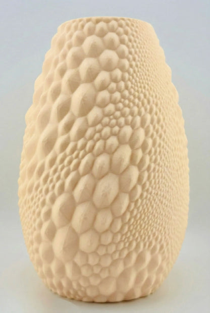 Vase sculptural beige en plastique durable avec surface texturée en alvéoles, design contemporain et finition époxy lisse.