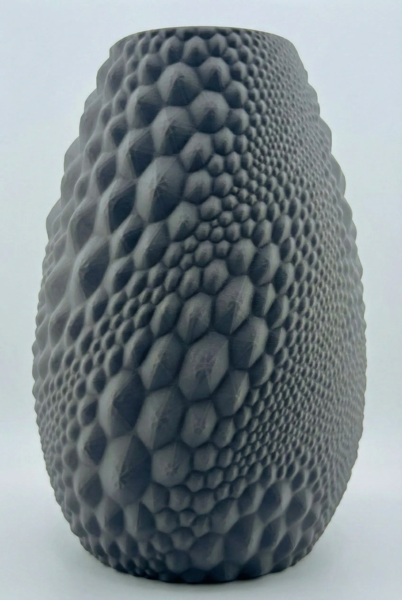 Vase Gato – vase texturé sculptural étanche design - Vase sculptural anthracite texturé avec motif organique géométrique en relief, design contemporain unique. - Anthracite