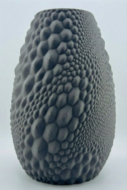 Vase contemporain anthracite en plastique PETG durable avec texture alvéolée sculpturale et finition époxy.