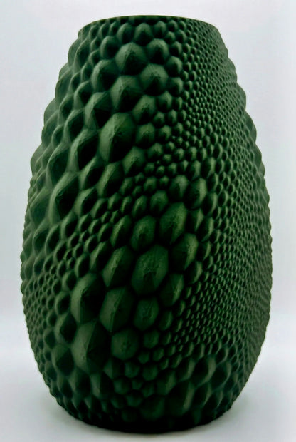 Vase contemporain vert foncé en plastique PETG durable avec surface sculptée en alvéoles texturées, finition mate.