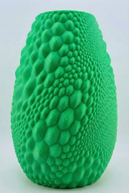 Vase contemporain vert foncé en plastique PETG avec texture alvéolée sculpturale, design durable et finition mate.